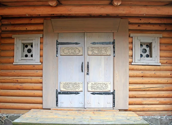 Puerta de madera decorada en casa de madera —  Fotos de Stock