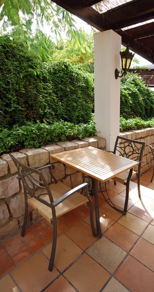 Mesa y sillas en una terraza abierta cafetería en el jardín, Portugal —  Fotos de Stock