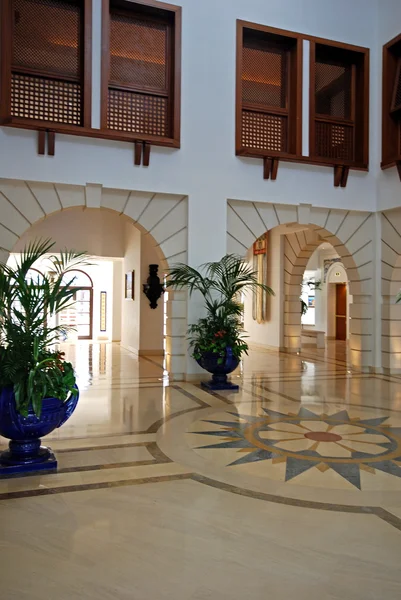 De Grand foyer met marmeren vloer in luxe hotel resort herenhuis — Stockfoto