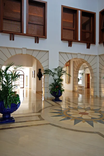 Grand foyer with marble floor in luxury hotel resort mansion — Stock Photo, Image