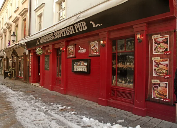 Röd vintage fasad av "Lochness skotsk Pub", Bratislava — Stockfoto