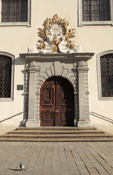 La entrada de la iglesia jesuita con puerta de madera decorada, Bratislava , — Foto de Stock