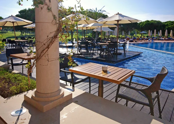 Café al aire libre cerca de la piscina del complejo, Portugal — Foto de Stock