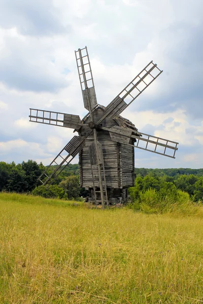 Viejo molino de viento en el museo Pirogovo, Ucrania — Foto de Stock