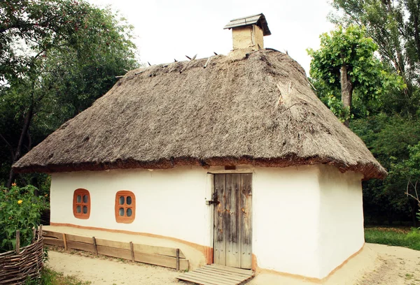 Casa rural ucraniana tradicional no parque Pirogovo, Kiev, ucraniano — Fotografia de Stock