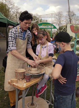 children study the modelling on the art master-class at outdoor 