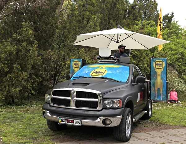 Radio dj fm spielen musik auf auto-subwoofer im stadtpark, kiev, ukraine — Stockfoto