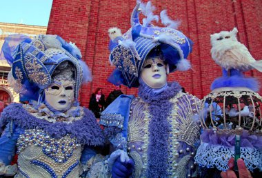 Kostüm Carniva sırasında San Marco meydanında maskeli kişiler