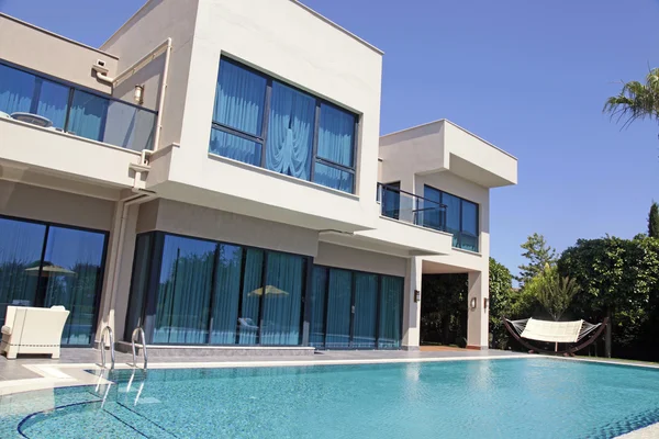 Piscina no moderno resort de luxo villa, Belek, Turquia — Fotografia de Stock