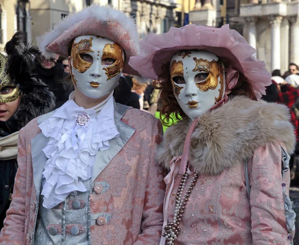 Enmascarados disfrazados en la Plaza San Marco durante la Carniva —  Fotos de Stock