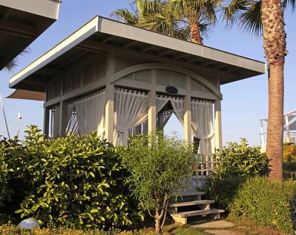 Salão gazebo romântico com palma no resort de praia tropical . — Fotografia de Stock