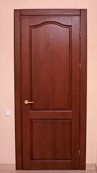 Entrance wooden door to living room — Stockfoto