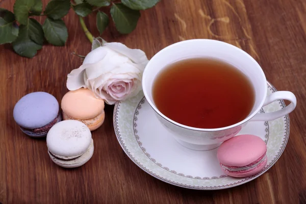 Cup of tea with colorful french macaron — Stock Photo, Image