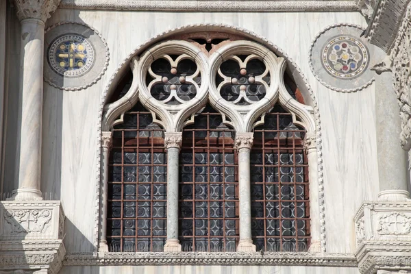 Reich verzierte Fenster und Säulen der Basilica di San Marco in Venedig, Italien — Stockfoto