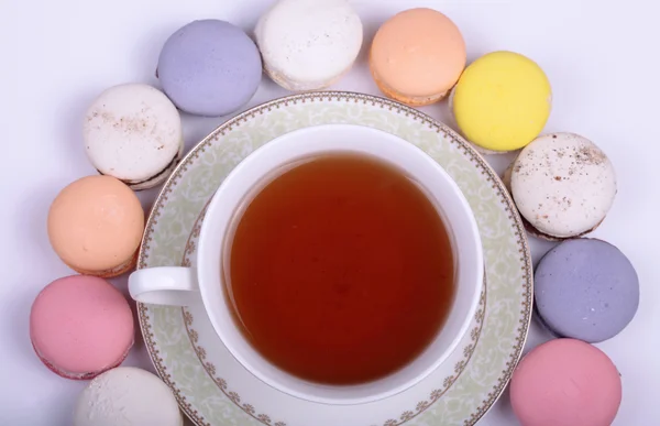 Xícara de chá com macaron francês colorido — Fotografia de Stock