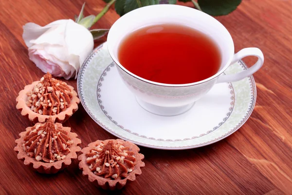 Kopp te med kaka på trä bord — Stockfoto