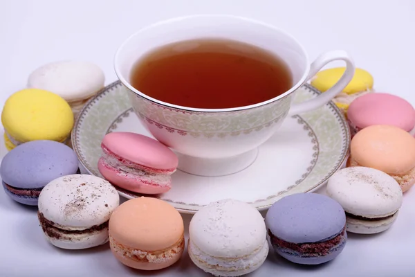 Tasse Tee mit bunten französischen Macaron — Stockfoto