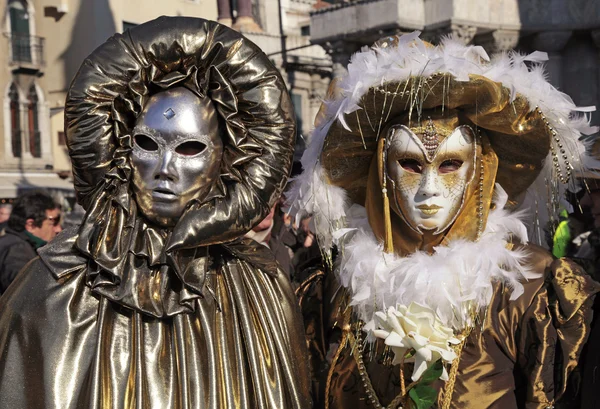 Μασκοφόροι άνθρωποι με χρυσή φορεσιά στην πλατεία του Αγίου Μάρκου στη Βενετία, — Φωτογραφία Αρχείου