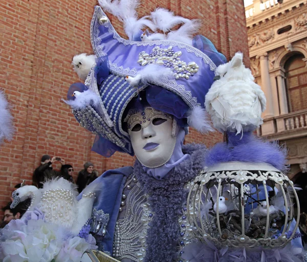 Masked person in magnificent lilac costume on San Marco Square i — Φωτογραφία Αρχείου