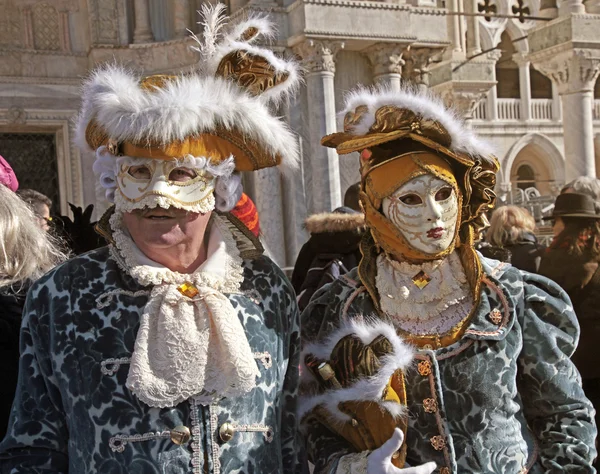 Enmascarados disfrazados en la Plaza San Marco de Venecia, Italia . —  Fotos de Stock