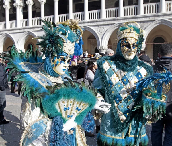 Μασκοφόροι πρόσωπα στο κοστούμι στην πλατεία Σαν Μάρκο, στη Βενετία της Ιταλίας. — Φωτογραφία Αρχείου