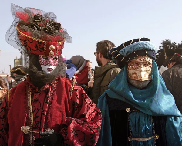 Μασκοφόροι πρόσωπα στο κοστούμι στην πλατεία Σαν Μάρκο, στη Βενετία της Ιταλίας. — Φωτογραφία Αρχείου