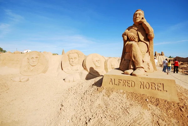 Большая песчаная скульптура Альфреда Нобеля в Алгарве, Португалия . — стоковое фото