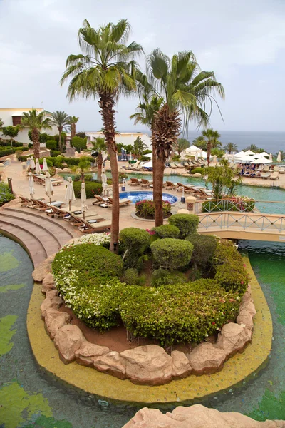 Hotel resort tropical com palmeiras e piscina, Sharm el Sheikh, Egito . — Fotografia de Stock