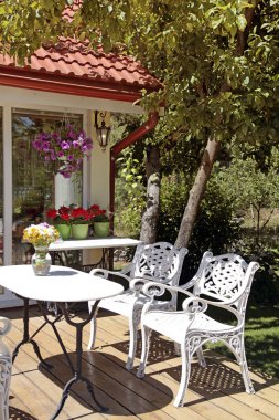 Beyaz masa ve sandalyeler Bahçe