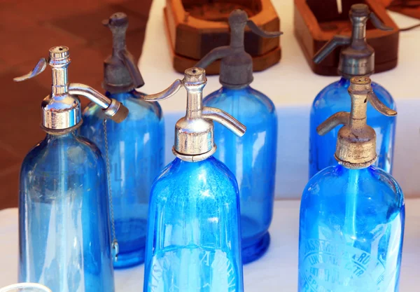 Antiquariato bottiglie di sifone di soda blu sul mercato delle pulci — Foto Stock