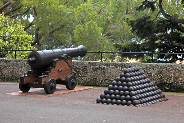 Cannon and cannon balls near Royal Palace in Monaco — Stock Photo, Image