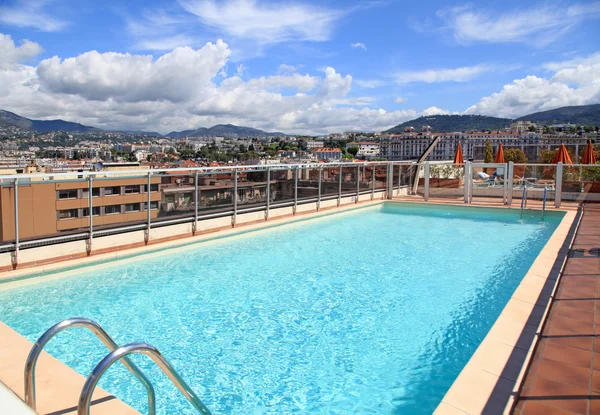 Piscina en la azotea — Foto de Stock