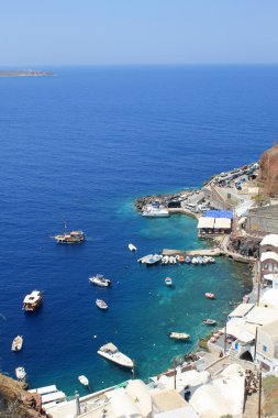 Yunanistan 'ın Santorini kentindeki Oia köyünün altındaki Amoudi Körfezi