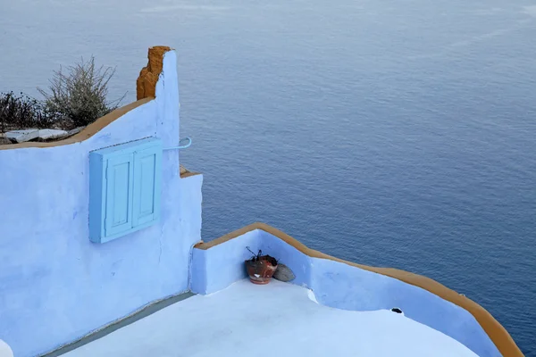 Терраса с красочными стенами над Эгейским морем в сумерках, Сантор — стоковое фото