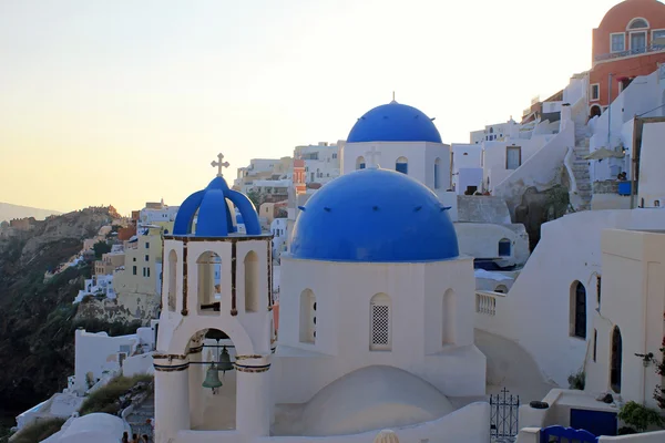 Vista sul tramonto con chiesa ortodossa, Oia, isola di Santorini, Grecia — Foto Stock