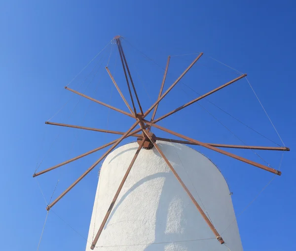 Molino de viento en el pueblo de Oia, Santorini, Grecia . — Foto de Stock