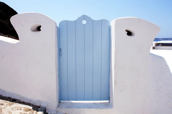 白い家、サントリーニ島、ギリシャの青い木製の門 — ストック写真