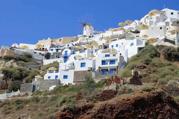 Oia, Santorini, manzaralı yel değirmenleri ile — Stok fotoğraf