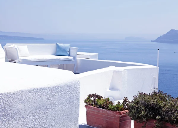 Tampilan laut teras dengan sofa putih, Santorini, Yunani — Stok Foto
