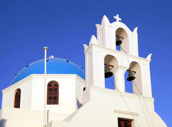 Blue dome greek orthodox church and belltower, Santorini, Greece — Stok fotoğraf