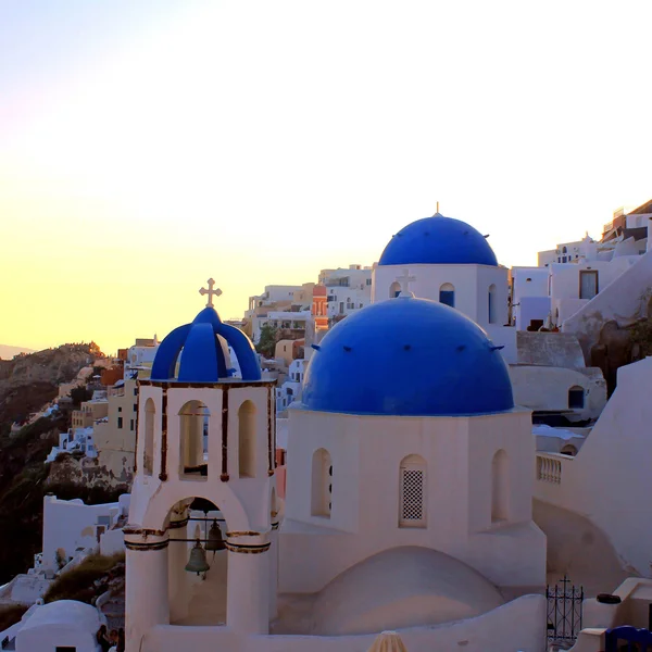 Вид на закат с православной церкви, Ия, остров Санторини, Греция — стоковое фото