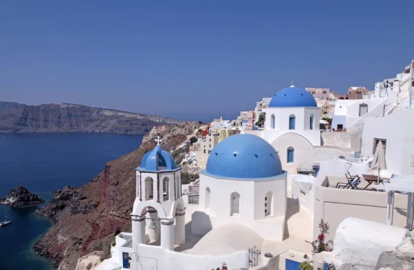 Bela vista com igreja ortodoxa em Oia, ilha de Santorini, Grécia — Fotografia de Stock