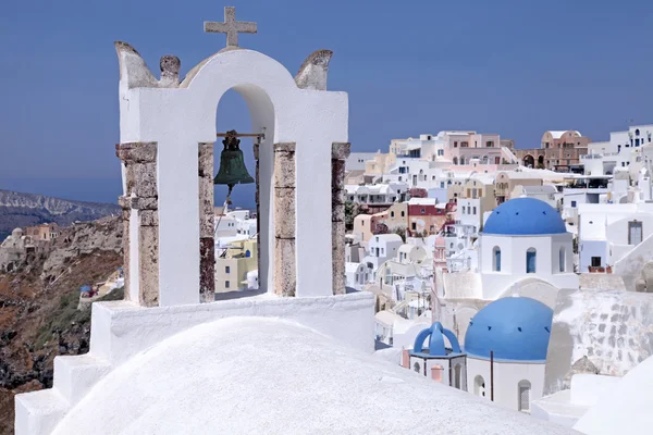 Campanile e chiesa ortodossa, Oia, isola di Santorini, Grecia — Foto Stock