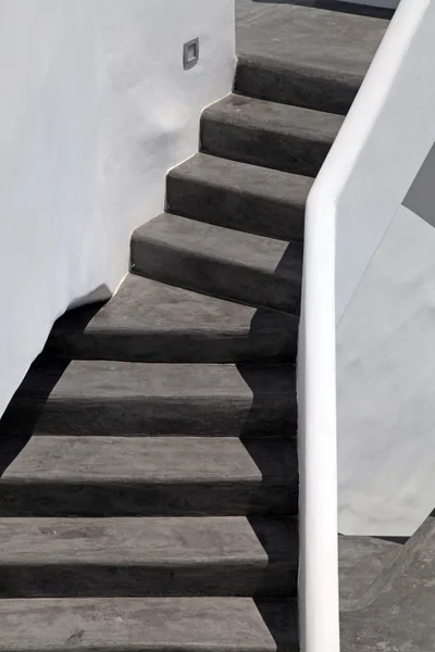Schwarz-weiße Schritte in oia, Insel Santorini, Griechenland — Stockfoto