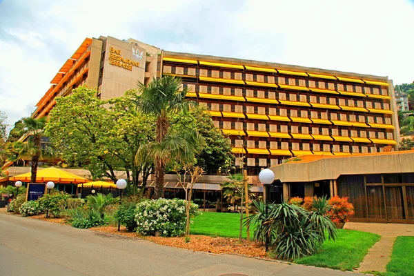 Hotel Royal Plaza y paisaje urbano de Montreux, Suiza — Foto de Stock