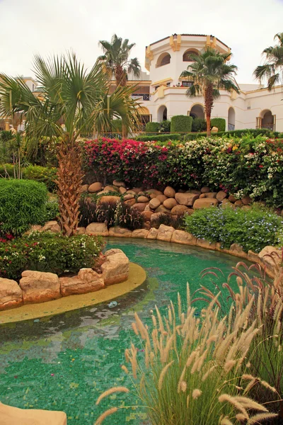 Tropisch luxe resort hotel met een zwembad, Egypte. — Stockfoto