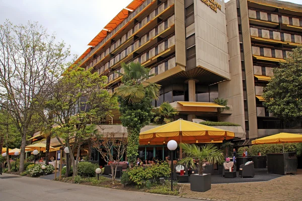 Hotel and outdoor cafe on promenade of Montreux, Switzerland. — Stock Photo, Image