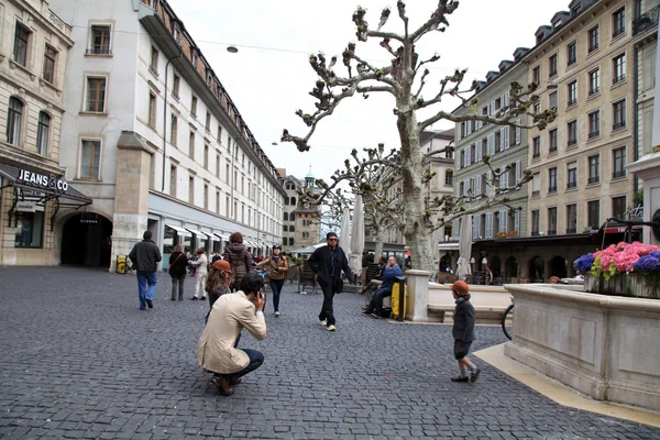 Mensen lopen op de straat in het historische centrum van Genève, Zwitserland — Stockfoto