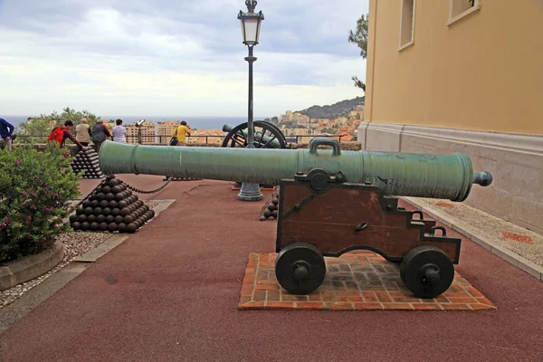 Cannon en kanon ballen in de buurt van Koninklijk Paleis, Monaco — Stockfoto