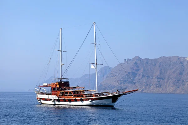 Santorini Island, Yunanistan eski klasik ahşap yelkenli — Stok fotoğraf